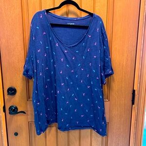 🍀3X 26/28W navy v neck t shirt with flamingo pineapple print.🍀